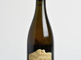 une bouteille de vin posée sur une table