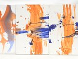 trois tableaux accrochés à un mur blanc, peints en orange et en bleu