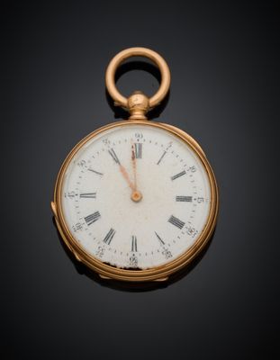 une montre de poche en or avec des chiffres romains sur le cadran