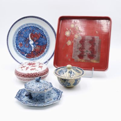 quatre assiettes et un plateau orné d'une image d'oiseau
