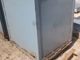 une boîte bleue posée par terre à côté d'une palette