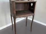 une petite table en bois surmontée d'une étagère