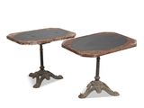 paire de tables d'appoint anciennes sur des pieds en fonte