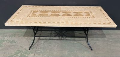une image représentant une table avec un plateau en carrelage et des pieds en fer