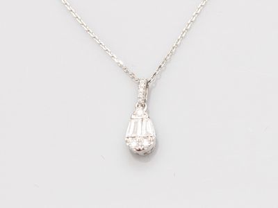 un collier en argent avec un petit pendentif en forme de larme suspendu à une chaîne
