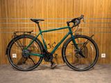 un vélo garé dans un garage, contre un mur