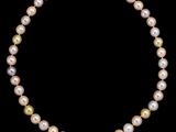 un collier de perles de culture avec un fermoir en or