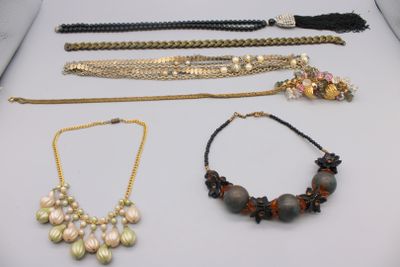 Ensemble de bijoux fantaisie dont sautoir en perles de verre…