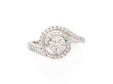 gros plan d'une bague en diamant sur fond blanc
