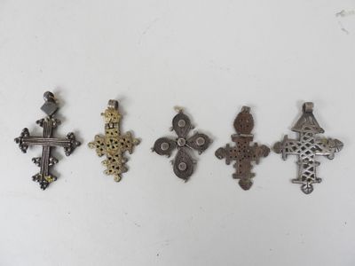 quatre croix différentes sont représentées sur un fond blanc