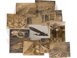 quelques vieilles photos d'un avion survolant un ensemble de bâtiments