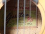 un gros plan d'une guitare sur laquelle est apposée une étiquette