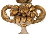 un vase en or surmonté de fleurs