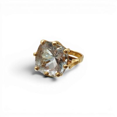 Gros plan sur une bague en or ornée d'un diamant