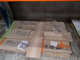 de nombreux cartons posés par terre
