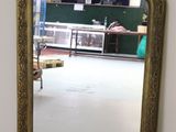 un miroir posé sur une table dans une pièce