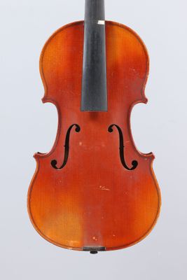 un vieux violon posé sur une surface blanche
