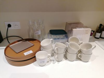 beaucoup de tasses à café et de mugs sur le plan de travail