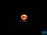 gros plan d'un diamant orange sur une surface noire