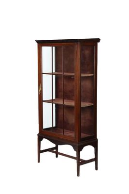 une vitrine en bois avec des portes vitrées et des étagères