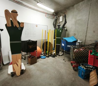 une pièce avec un mannequin au milieu