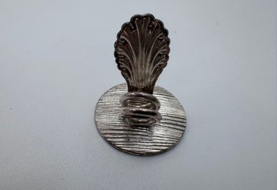Lot de dix porte-noms en métal argenté à décor de coquilles …