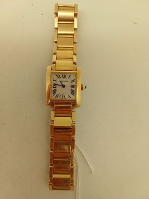 une image d'une montre-bracelet en or avec des chiffres romains sur le cadran