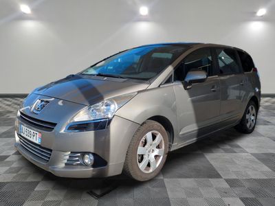 la voiture argentée est garée dans le garage sur le sol en damier