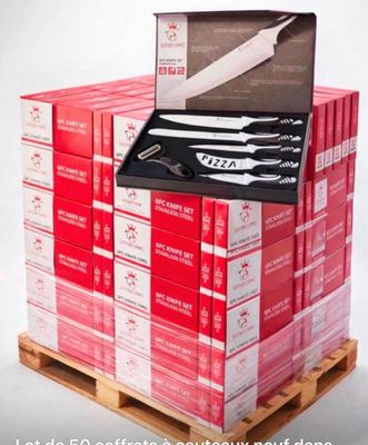 une pile de boîtes rouges contenant un couteau