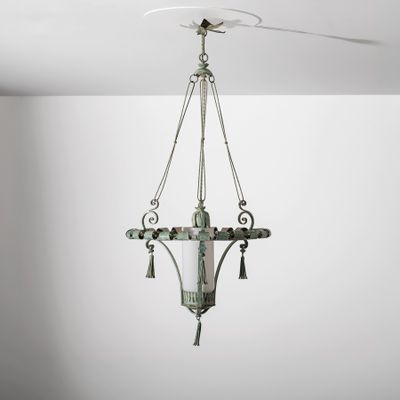 un lustre à l'ancienne suspendu au plafond d'une pièce blanche