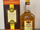 une bouteille de rhum posée à côté d'une boîte sur une table