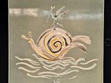 une photo d'une plaque de verre sur laquelle se trouve un escargot