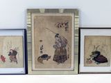 trois tableaux asiatiques encadrés représentant une femme et un chien