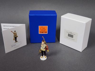 une figurine représentant un soldat avec un tambour et une boîte de cartes