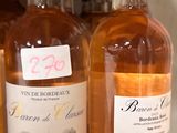 plusieurs bouteilles de vin sont alignées sur une étagère dans un magasin