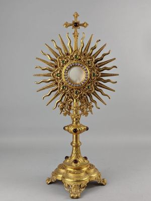 une horloge dorée et blanche posée sur une table