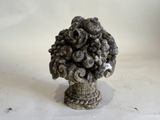 un petit vase contenant une grappe de raisin