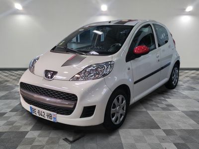 la photo d'une petite voiture blanche garée dans un garage