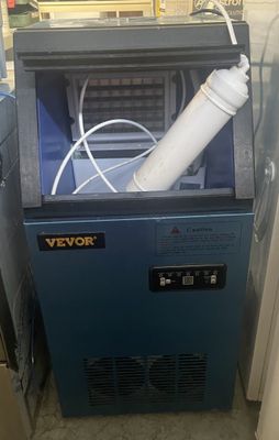 une machine bleue qui se trouve dans un coin d'une pièce