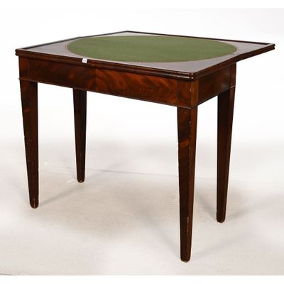 une photo d'une table en bois avec un plateau vert