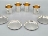 un service de six tasses et soucoupes en métal argenté
