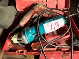 une boîte à outils rouge avec des outils sur le sol