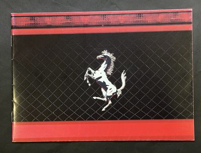 une image en noir et rouge représentant un cheval sur une clôture
