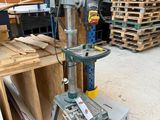 une machine placée au milieu d'une pièce