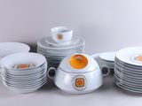 beaucoup d'assiettes et de tasses sur la table