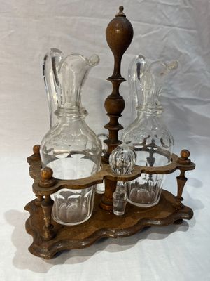 trois vases en verre posés sur un socle en bois