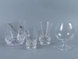 quatre verres et une bouteille de vin sur une table