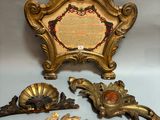 trois œuvres d'art posées sur une table