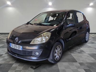 la photo d'une petite voiture noire garée dans un garage