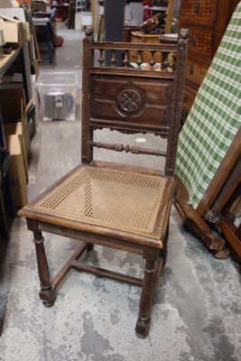 une chaise qui se trouve au milieu d'une pièce